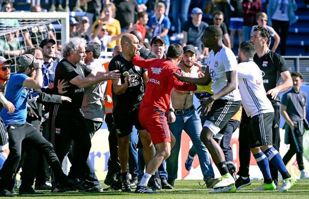Во Франции футбольный матч прервали из-за нападения фанатов на игроков - ВИДЕО ФОТО