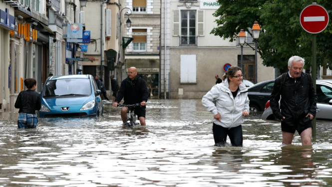 Во Франции наводнение унесло жизни по меньшей мере семь человек