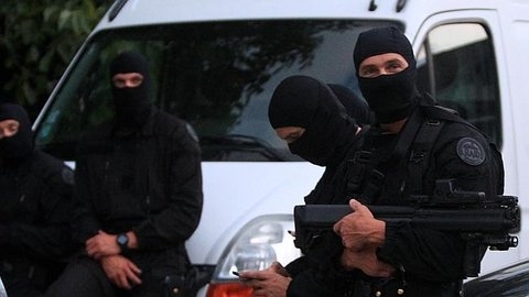 В Париже неизвестные захватили 10 заложников в магазине
