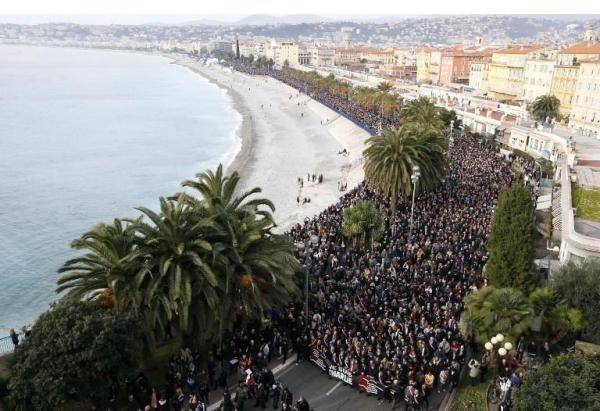 Во Франции десятки тысяч людей вышли на демонстрации, - фото