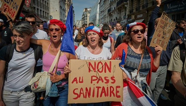 Понад 200 тисяч людей протестували проти COVID-паспортів у Франції
