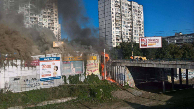 На киевской Борщаговке горят киоски на рынке 