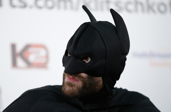 Соперник Кличко пришел на пресс-конференцию в костюме Бэтмена. Украинец назвал того клоуном