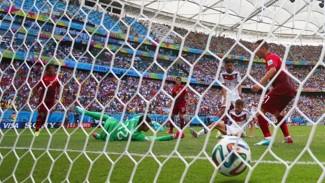 Во время матча Германия-Португалия на трибунах красовался плакат 