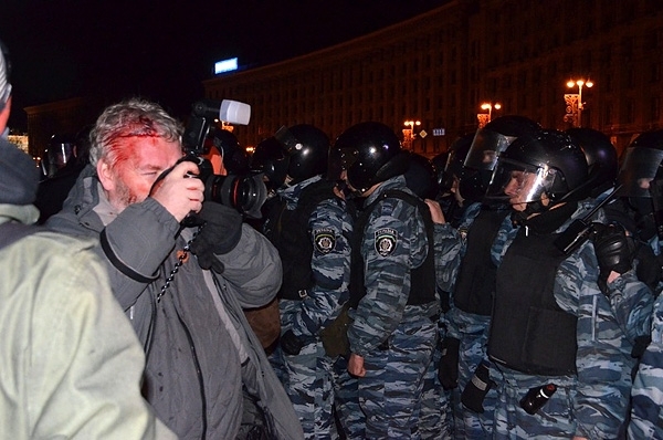 Проломлены головы журналистов и окровавленные объективы камер. Какой была ночь на 30 ноября для прессы 