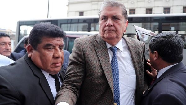Экс-президент Перу умер после выстрела в голову