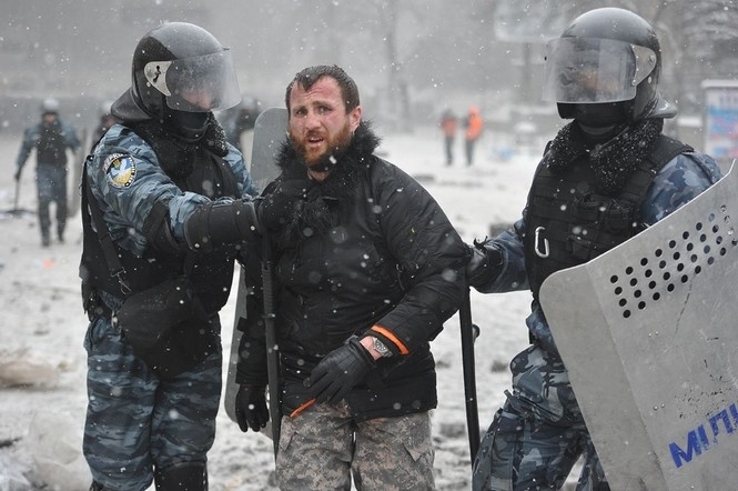 Побитий і затриманий фотограф Гаврилів закликає людей виходити на Майдан
