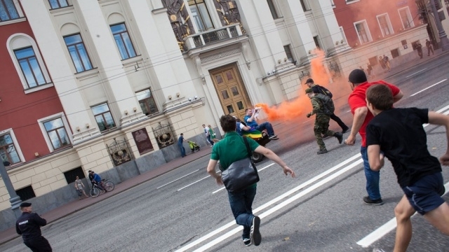 В Москве православные избили ЛГБТ-активистов, фото