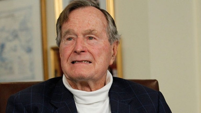 Як Джорджа Буша старшого вітали з 89-річчям: кольорові шкарпетки заполонили Twitter