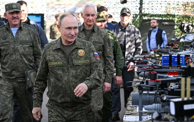 В ISW пояснили, навіщо путін прийшов у військовій формі на 