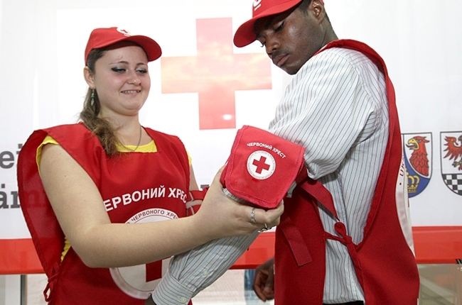 Красный Крест возобновляет работу офисов в Донецке и Луганске