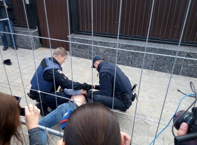 Сутички біля посольства РФ у Києві: між протестувальниками й поліцією виник конфлікт