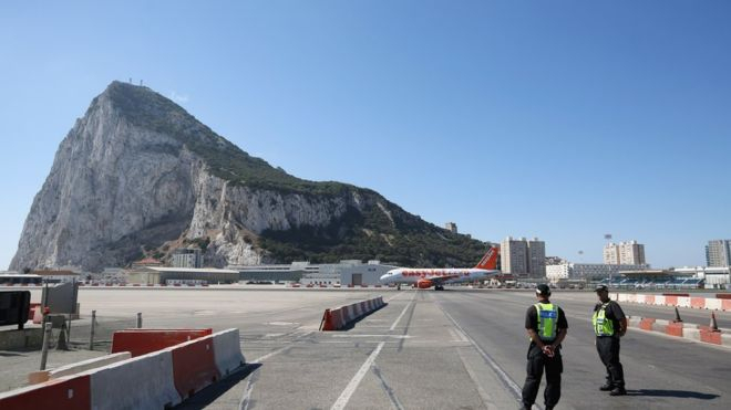 Іспанія погрожує проголосувати проти угоди про Brexit, якщо туди не внесуть уточнення про Ґібралтар
