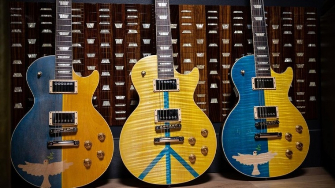 Виробник гітар Gibson виставить на аукціон 4 синьо-жовті інструменти, щоб допомогти Україні
