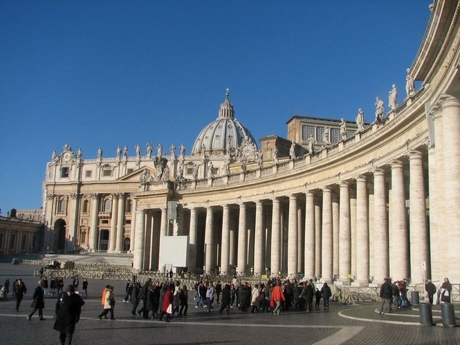 На площі святого Петра у Ватикані чоловік намагався спалити себе