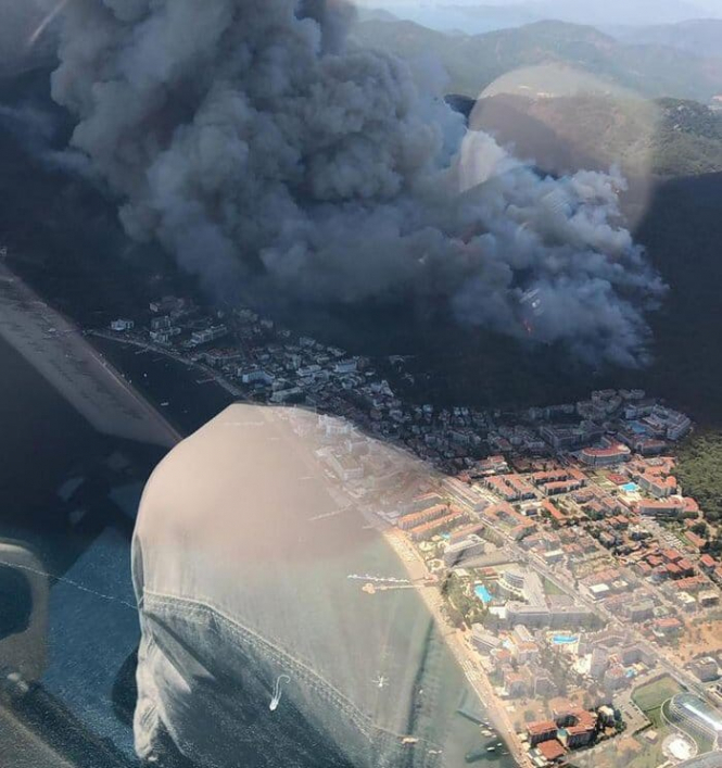У Туреччині лісові пожежі дісталися готелів, туристів евакуюють на пляжі