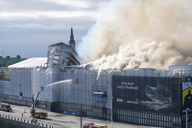 В одній із найстаріших будівель Копенгагена спалахнула пожежа
