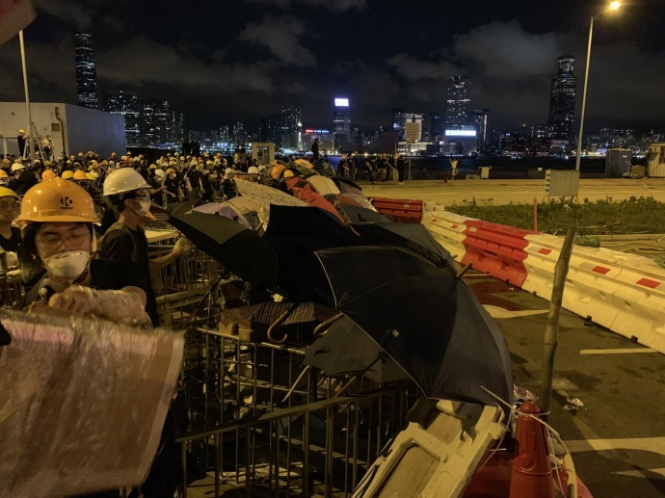 В Гонконге протестующие прорвались в парламент