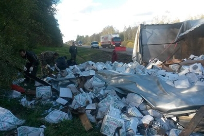 Праздник в Тверской области: перевернулся грузовик с водкой