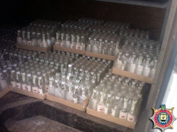 На кордоні Донеччини затримали 10 тисяч пляшок підробної горілки