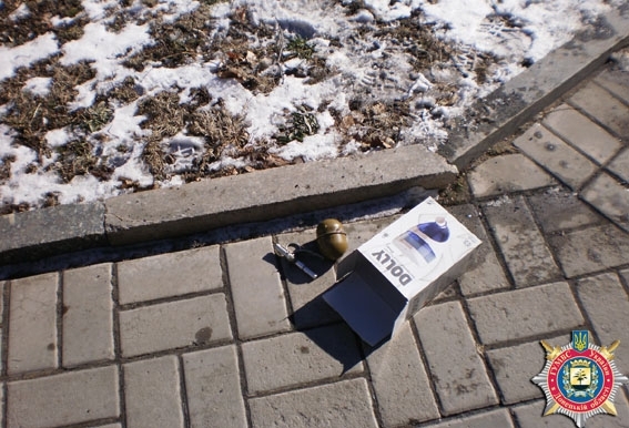 В Артемівську біля міськвиконкому виявили гранату