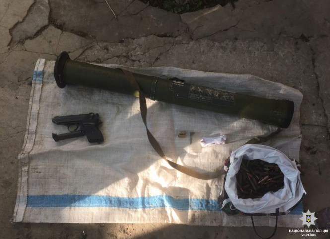 В Днепре во время обыска дома наркосбытчика полиция обнаружила гранатомет