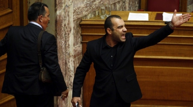 Ультраправого грецького депутата вигнали з парламентської зали (відео)