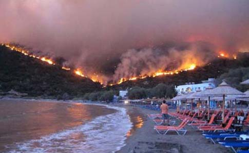 Масштабні пожежі в Греції: Восьмеро українців попросили допомоги
