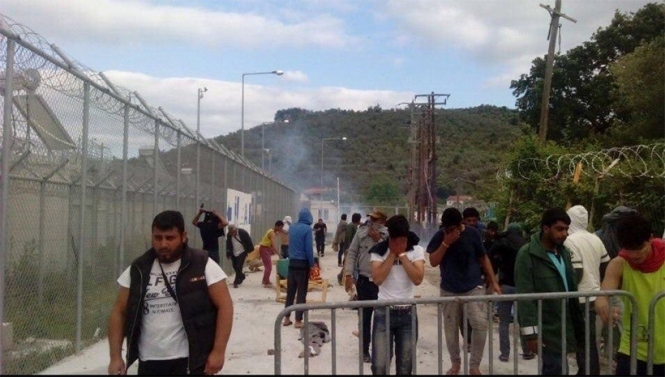 В Греции мигранты забросали министра бутылками с водой, - ВИДЕО