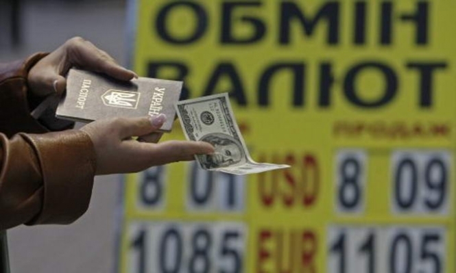 Українці знову куплятимуть валюту за паспортами