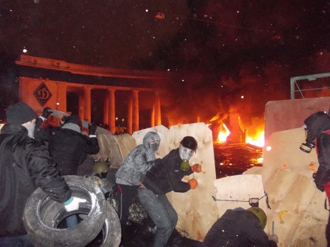 Силовикам не вдалося розібрати барикади протестувальників на Грушевського 