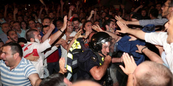 Протесты в Тбилиси. Противостояние полиции и митингующих, - ФОТОРЕПОРТАЖ
