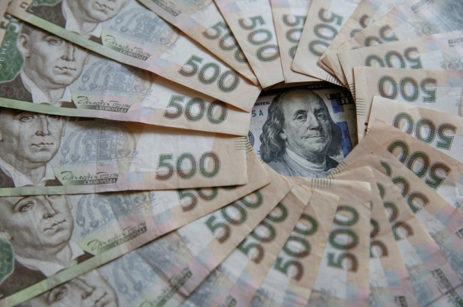 Гривна стремительно обесценилась к доллару и евро