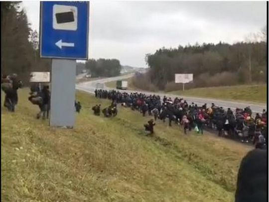Сотні мігрантів у Білорусі йдуть до Польщі, їх супроводжують силовики