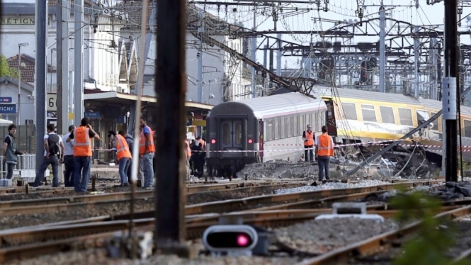 Під Парижем потяг наїхав на платформу вокзалу: 6 людей загинуло