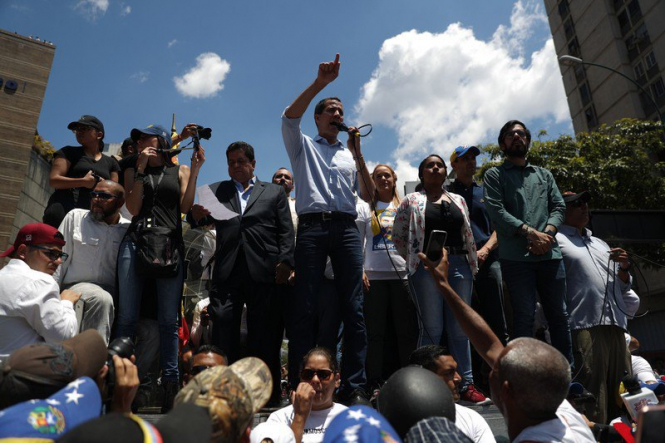 В Венесуэле десятки тысяч людей вышли на протесты против режима Мадуро