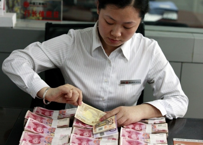 Китай послабив курс юаня до мінімуму 2010 року