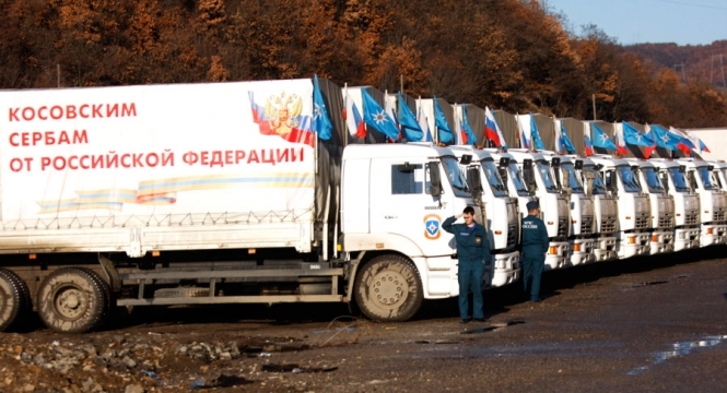 Чому Путін використовує для перевезення гуманітарної допомоги перефарбовані військові КамАЗи