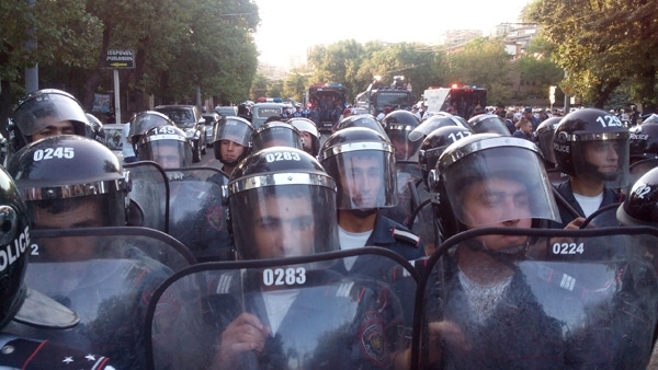 В Гюмрі поліція розігнала мітинг на підтримку протестів у Єревані