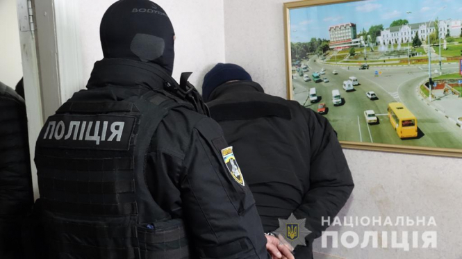 Двох поліцейських затримали на Потавщині під час отримання 10 тис. хабара