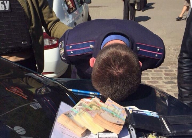В Киеве СБУ задержала двух следователей, которые требовали взятку в сумме $5 тысяч - фото