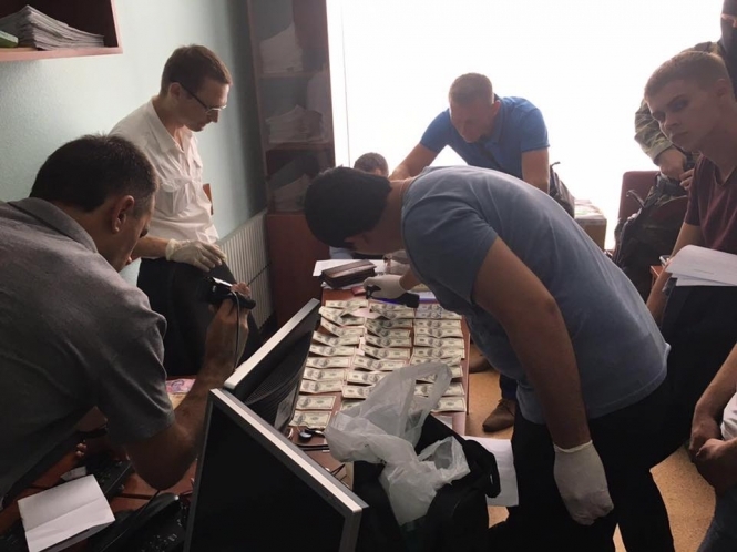 В Харькове на взятке поймали четырех чиновников, - ФОТО