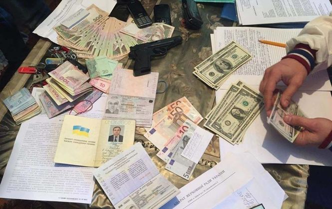 На Закарпатье на взятке в 150 тыс. грн поймали помощника нардепа