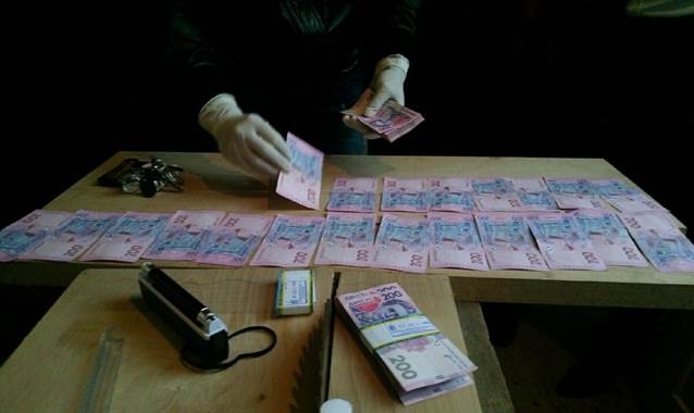 На Одещині оперативники затримали викладача під час отримання хабара