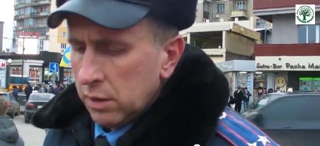 Міліціонер у Харкові допоміг провокатору-тітушку сховати ножа та втекти з місця злочину (відео)