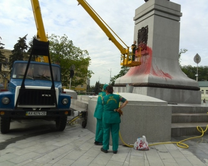 В Харькове неизвестные облили краской памятник Независимости Украины