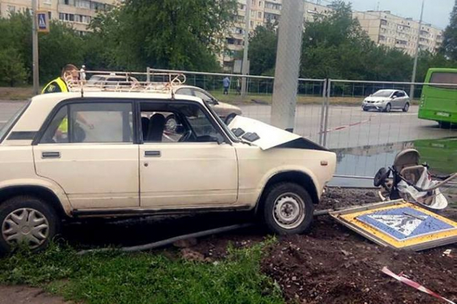 В Харькове автомобиль сбил на тротуаре женщину с малышом в коляске