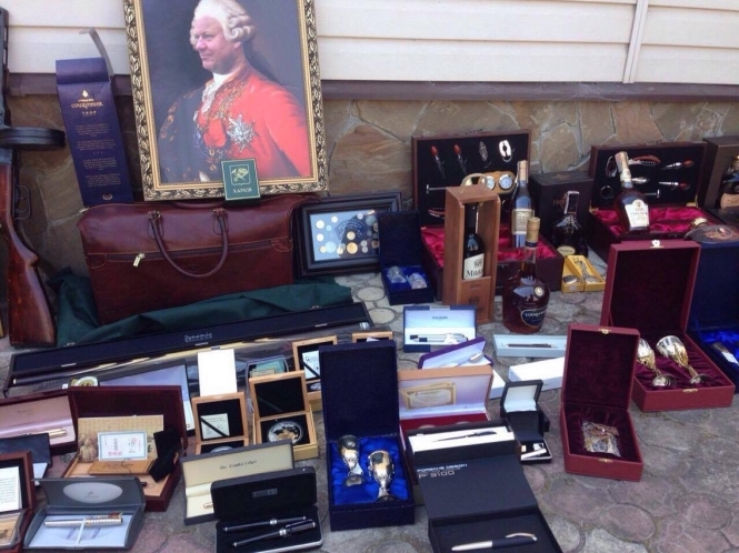 У харківського чиновника знайшли зброю, коштовності і власні портрети у стилі  Наполеона