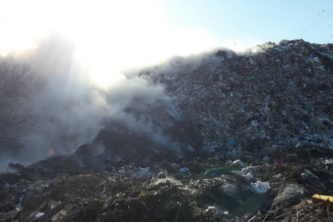 На Харьковщине загорелся мусорный полигон
