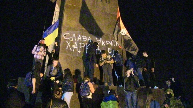 В Харькове произошло столкновение между ультрас и пророссийскими активистами, - фото 